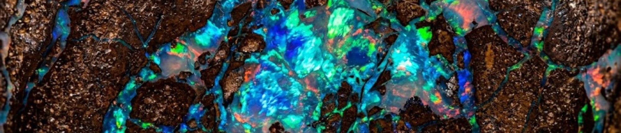 Boulder Opal mit Farbenspiel auf braunem Eisenstein